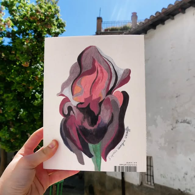 Dos de couverture du livre, représente nue fleur suggérant une vulve